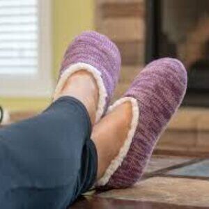 NWT Field & Stream Cozy Cabin Slippers in purple with white sherpa lining